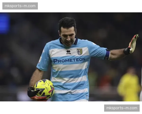 特写：退役后的布冯现身科维恰诺基地，参加教练员培训课程。