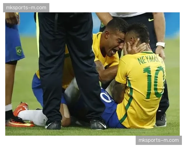 终场哨响,内马尔与巴西队友相拥庆祝,看台上国旗挥舞 终场哨响,内马尔与巴西队友相拥庆祝,看台上国旗挥舞