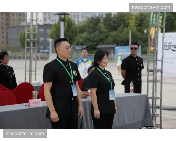 裁判团队换上专属复古裁判服,复古比赛日营造完整历史氛围