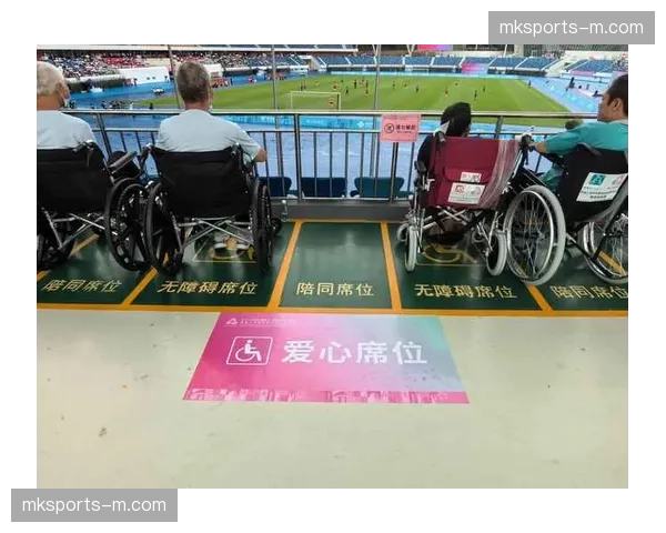 草坪系统升级:透光索膜结构实现球场闭水与草皮养护 草坪系统升级:透光索膜结构实现球场闭水与草皮养护